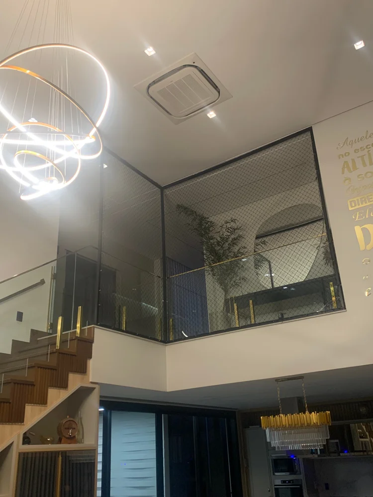 Proteção em estrutura escura junto a escada instalada pela Telas SC