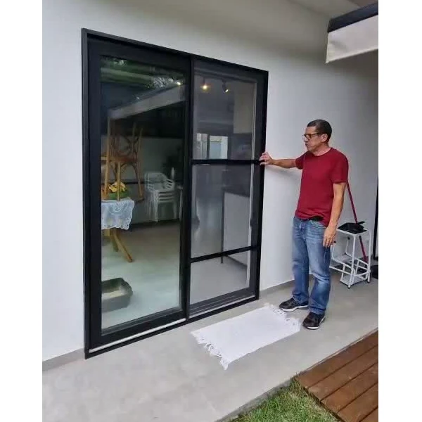 Porta com tela mosquiteira demonstrada no vídeo enviado à Telas SC