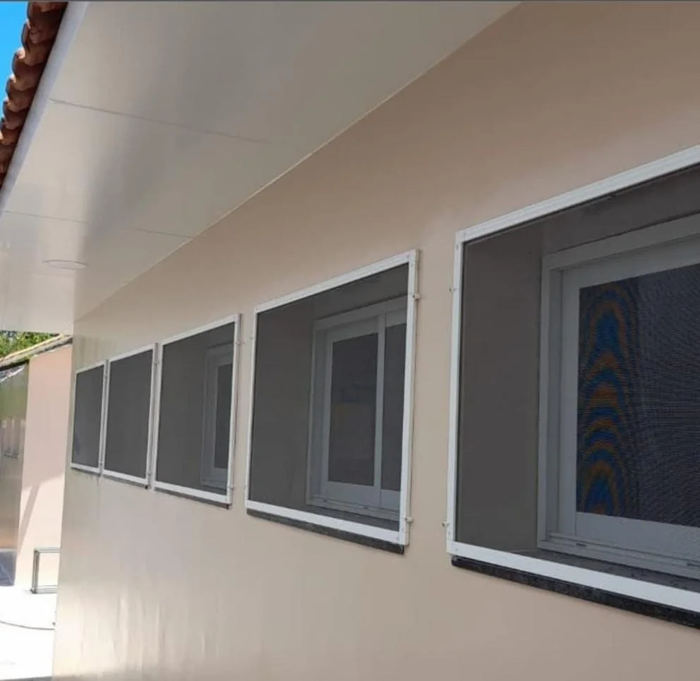 Tela mosquiteira real instalada em janela pela Telas SC
