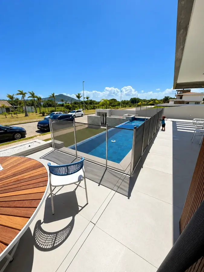 Cercamento real instalado pela Telas SC no entorno de piscina